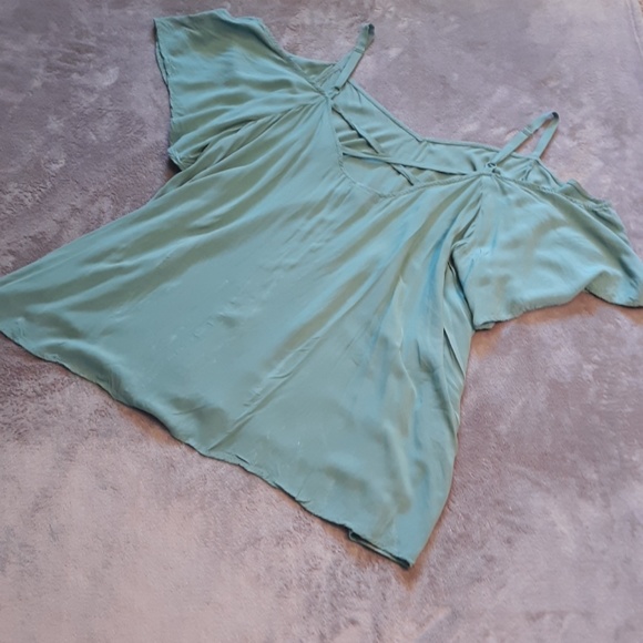 Torrid women's size 3 cold shoulder blouse - Picture 8 of 8